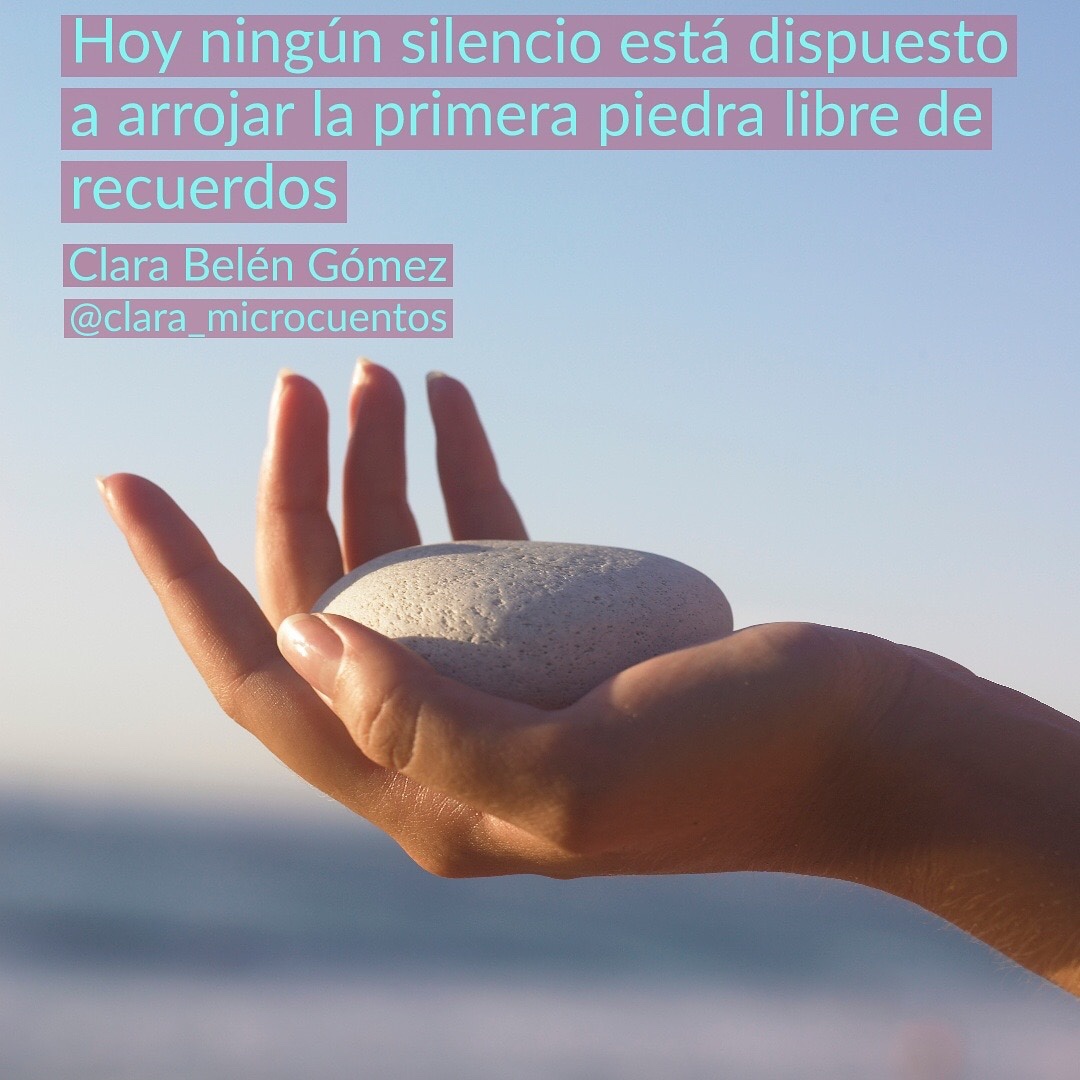 Fotografía de una mano sosteniendo una piedra. Tarjeta con frase inspiradora de Clara Belén Gómez 