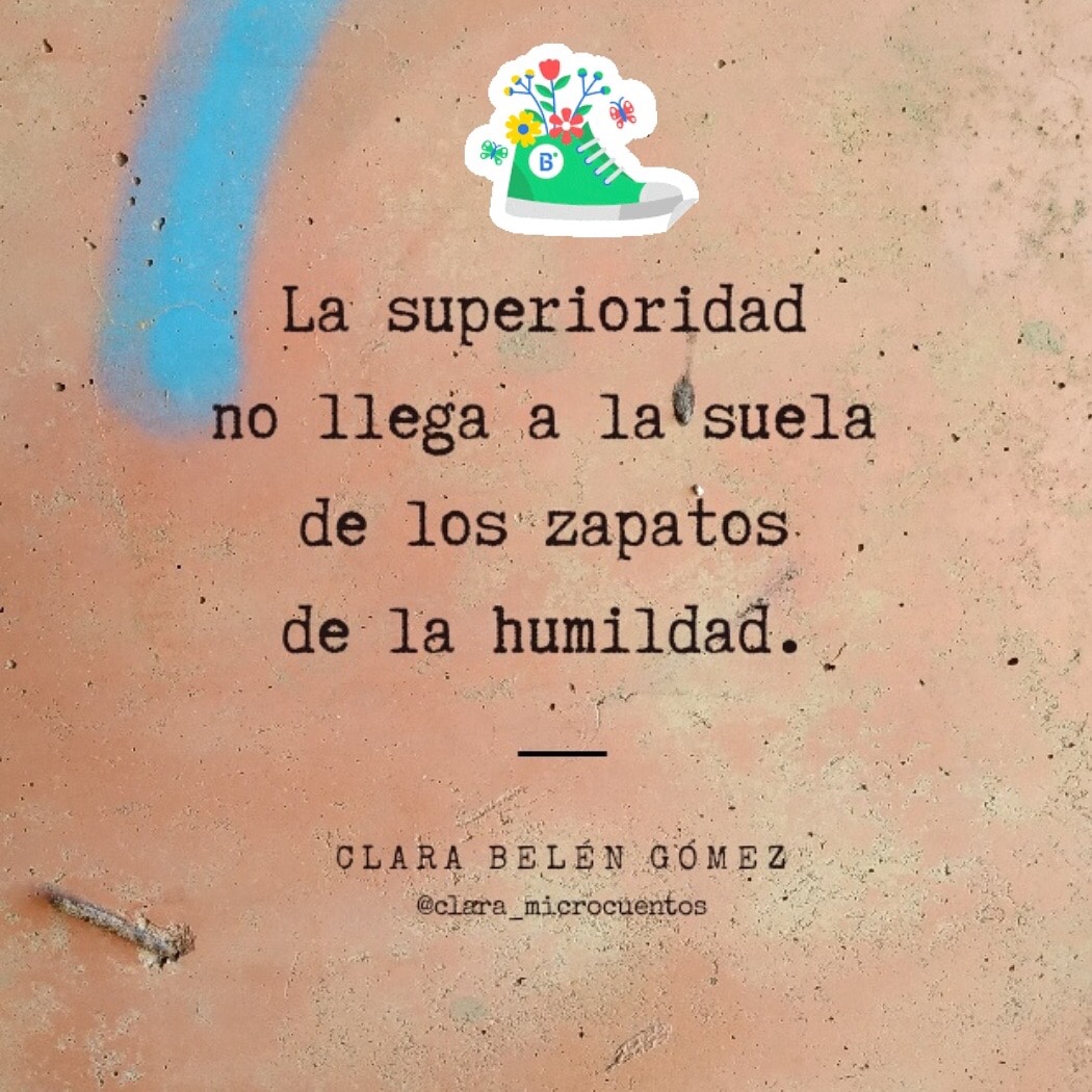 Microcuento en tarjeta sobre la superioridad y humildad. Frase de Clara Belén Gómez.
