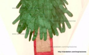 Árbol hecho con huellas de manos para Navidad