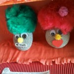 Manualidades con niños: divertidos cantantes hechos con piedras