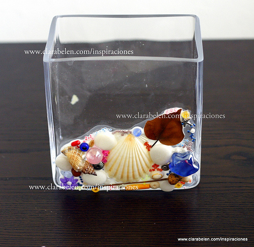 Como decorar un jarron de cristal con conchas